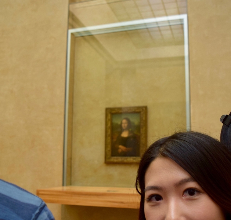 Musée avec une œuvre d'art portrait encadrée.