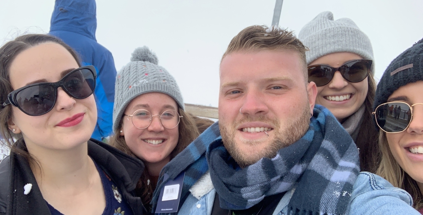 Selfie de groupe avec des amis souriants en tenue d'hiver.
