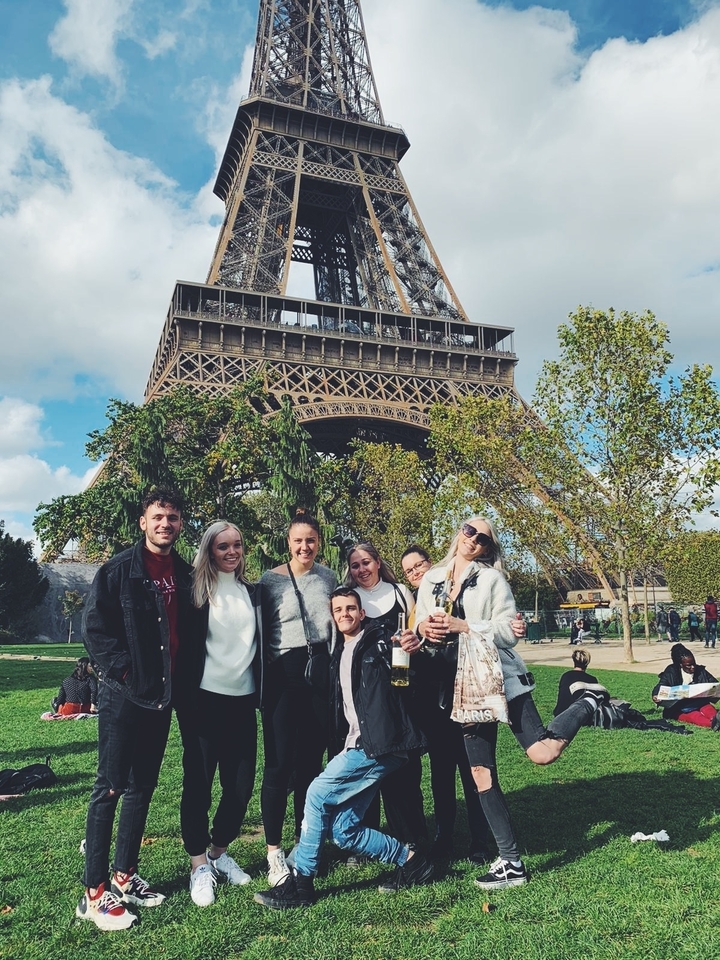 Photo de groupe avec la tour Eiffel en arrière-plan.