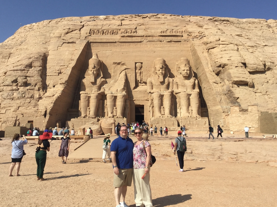 Des touristes devant les temples d'Abou Simbel.