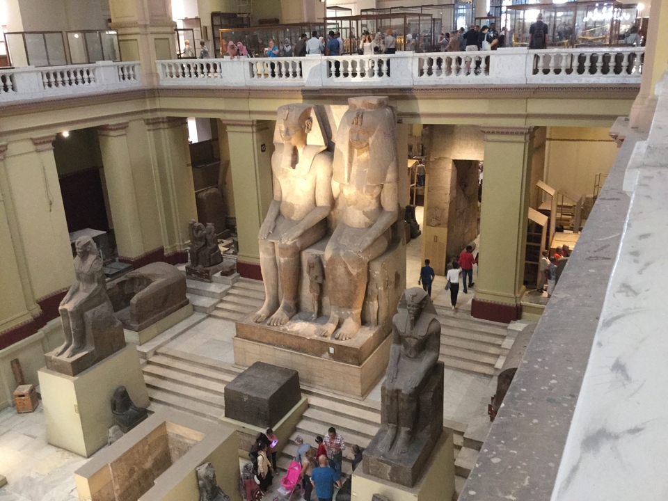 Vue intérieure d'un musée avec un focus sur deux grandes statues.