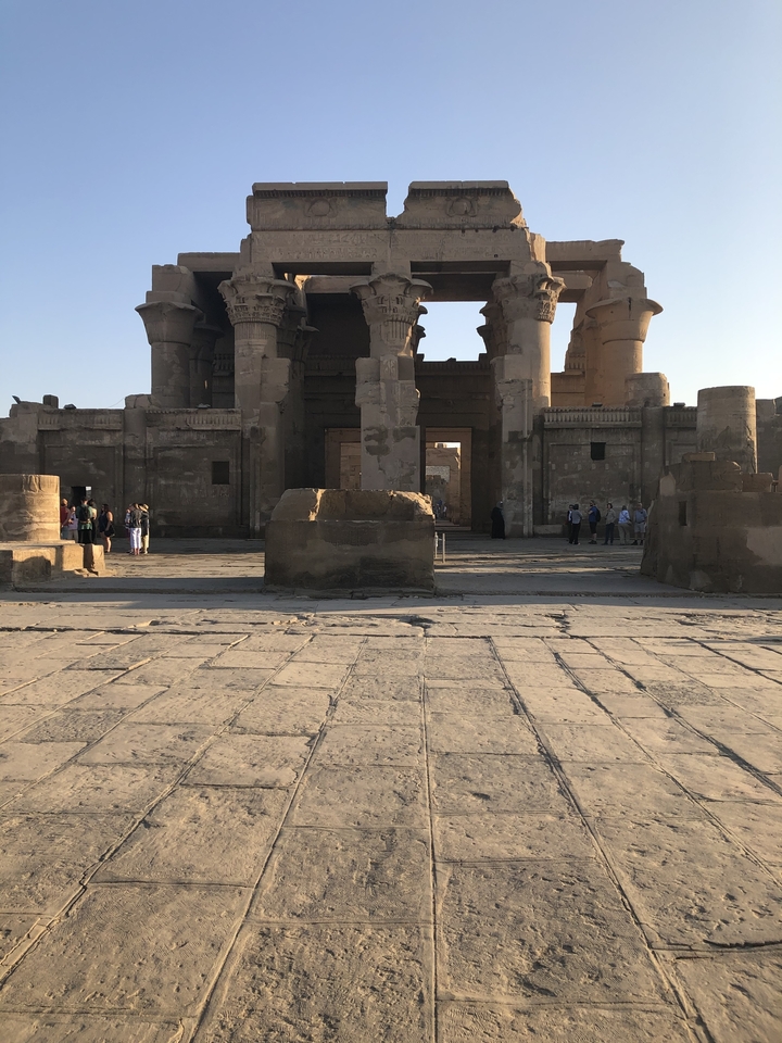 Entrée d'un complexe de temples avec de grandes colonnes de pierre.