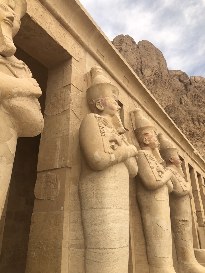 Gros plan de statues égyptiennes antiques sur la façade d'un temple.