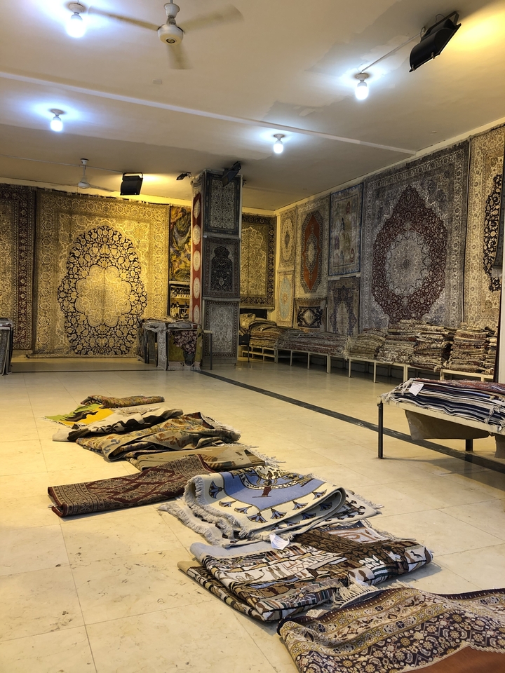 Intérieur d'un magasin de tapis richement décoré.