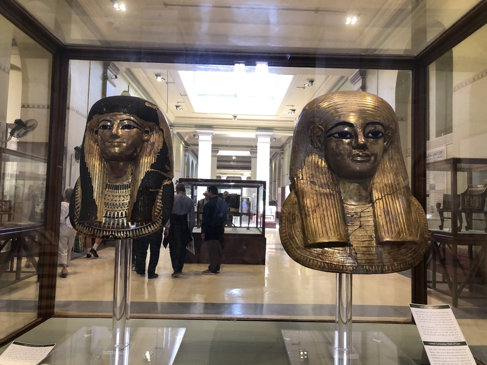 Deux masques anciens exposés dans un musée.