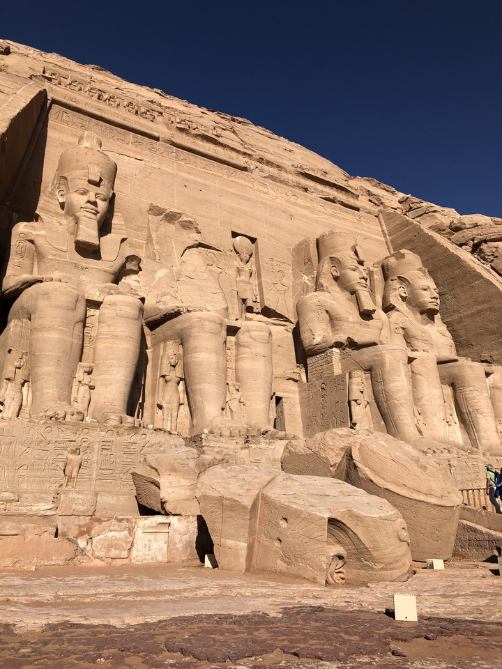 Grandes statues sculptées dans une paroi rocheuse à Abou Simbel.