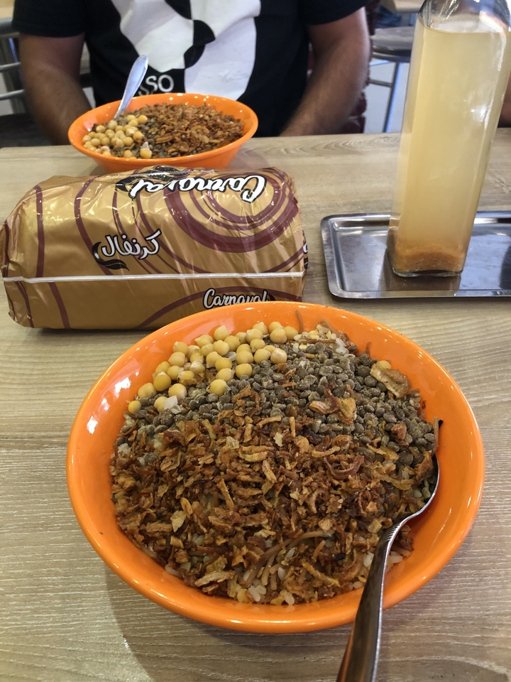 Un bol de légumineuses mélangées et de riz, probablement un plat traditionnel.