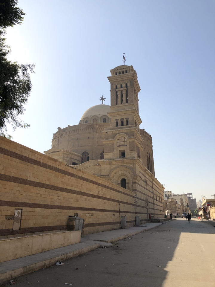 Un bâtiment d'église historique sous un ciel dégagé.