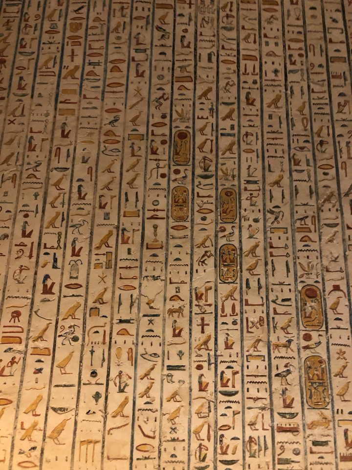 Hiéroglyphes gravés dans un mur de pierre.