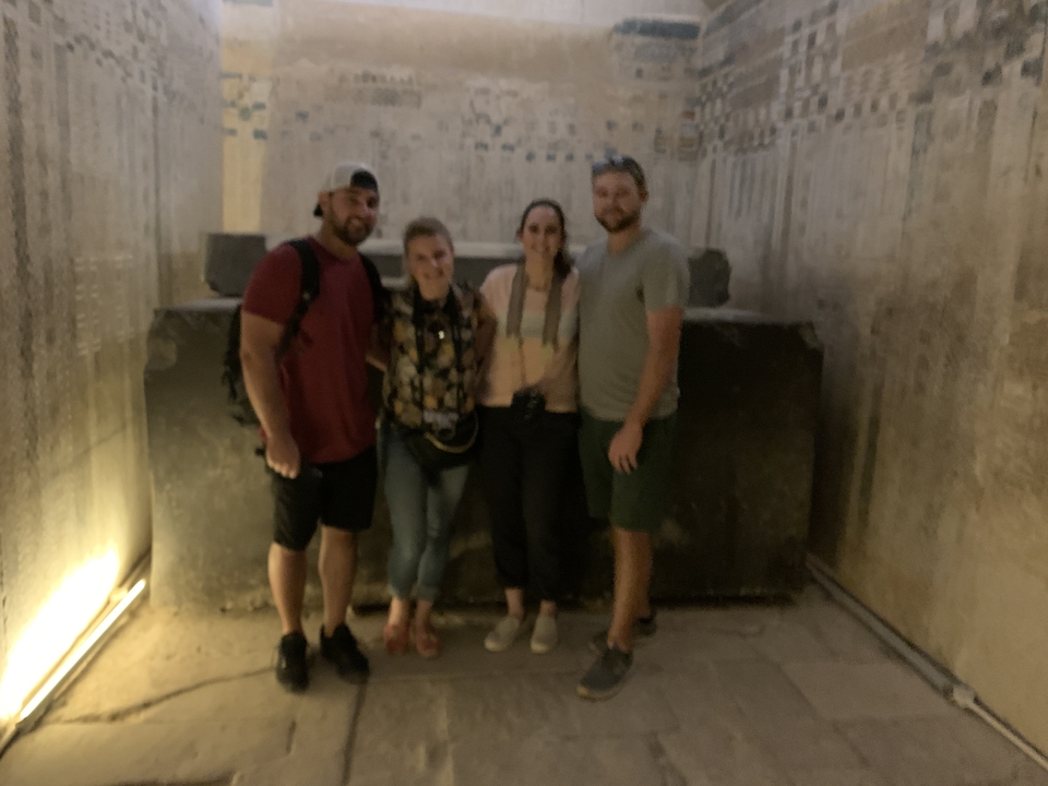 Photo de groupe dans une chambre antique faiblement éclairée.