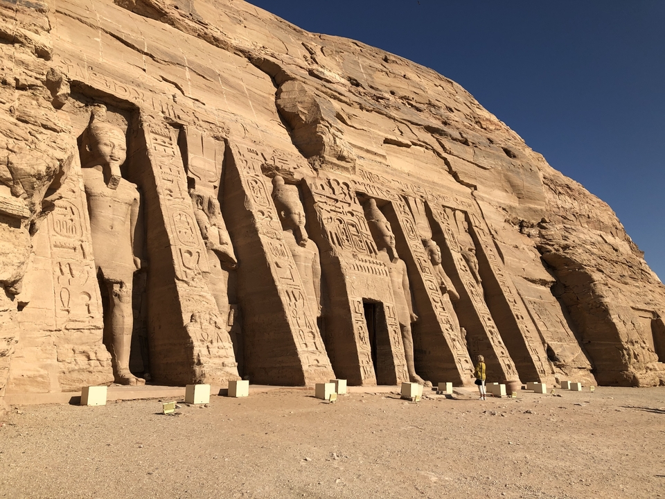 Façade du temple avec de grandes statues à Abou Simbel.