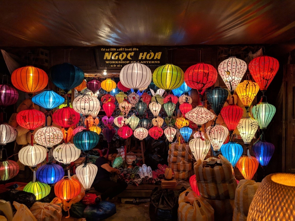 Atelier rempli de lanternes colorées suspendues au plafond.