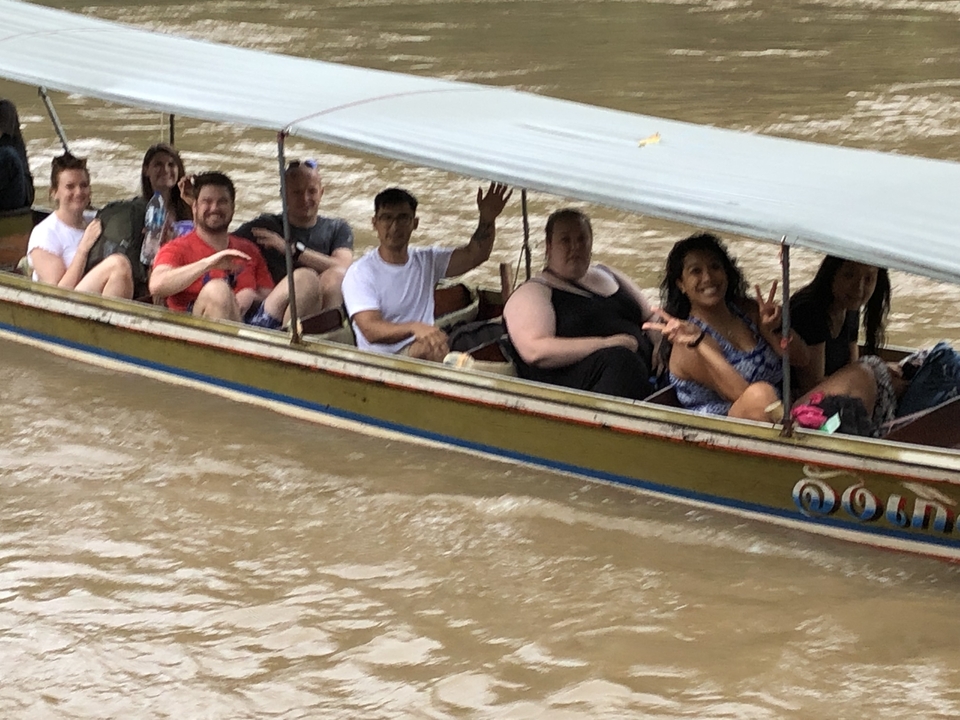 Des gens voyageant sur une chaloupe au-dessus d'une rivière.