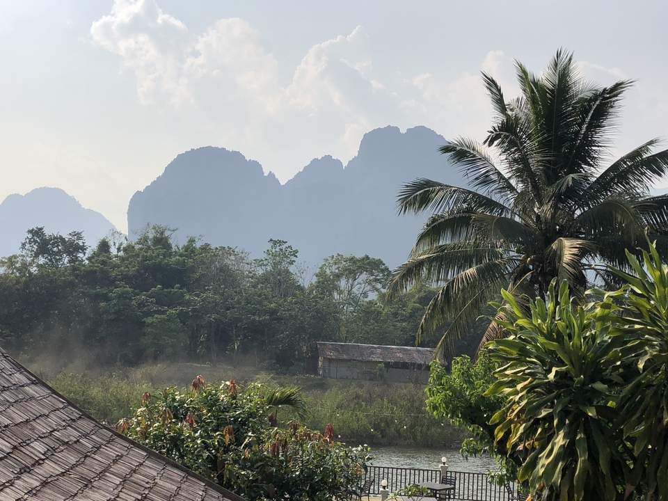 Jardin luxuriant avec des montagnes en arrière-plan.