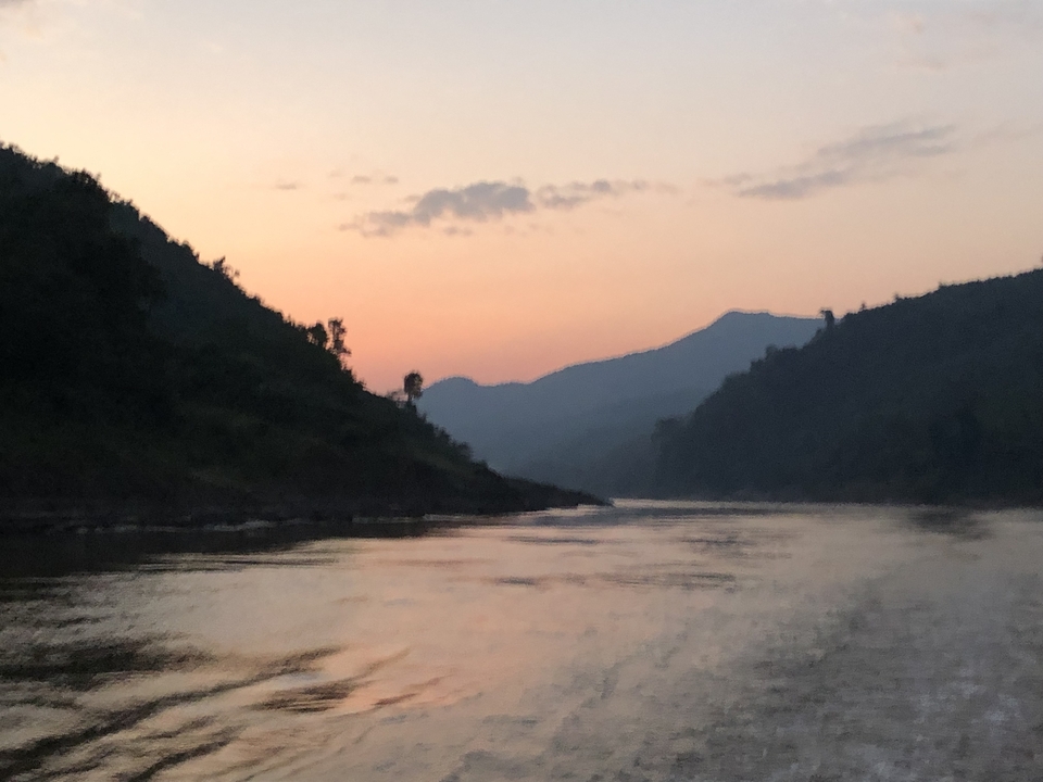 Image floue d'une scène de rivière au coucher du soleil.