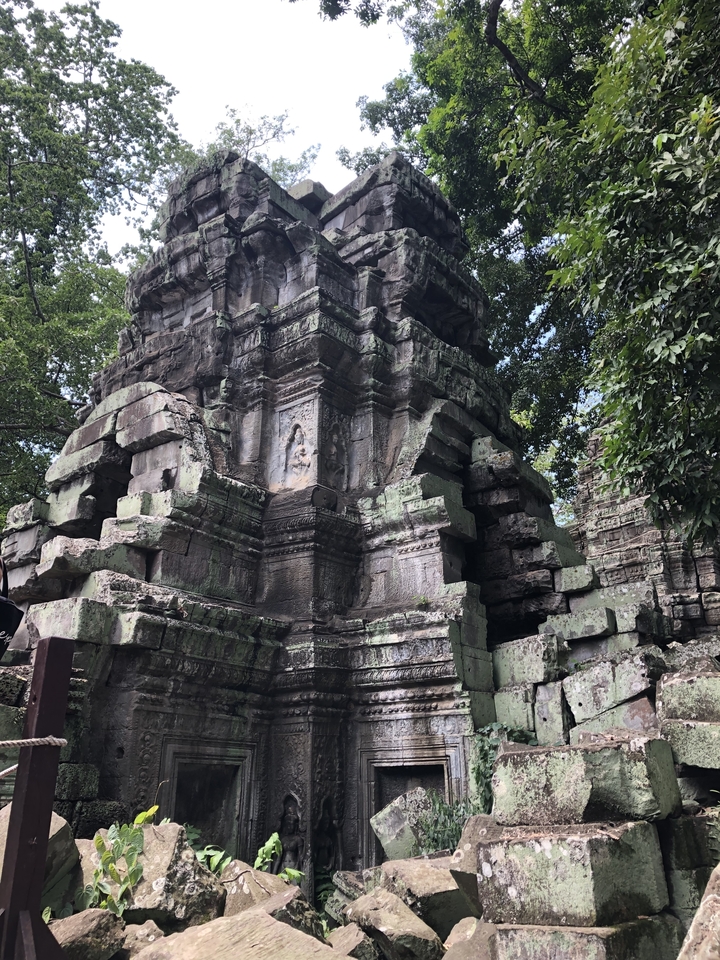 Gros plan de maçonnerie ancienne dans un temple avec des sculptures.
