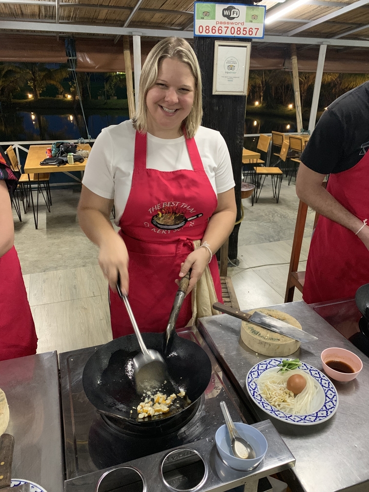 Here's the French translation:
"Personne dans un cours de cuisine préparant de la nourriture."
Alternative translations could be:
- "Personne dans un cours de cuisine en train de préparer de la nourriture."
- "Personne préparant de la nourriture dans un cours de cuisine."