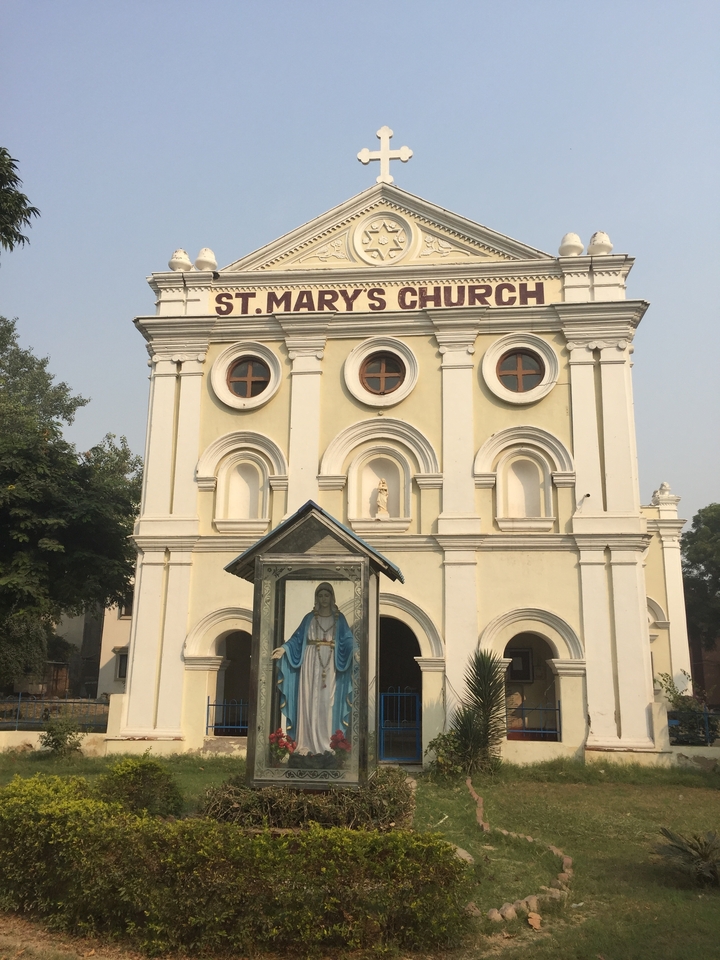 Façade de l'église Sainte-Marie avec une statue de la Vierge Marie devant.
