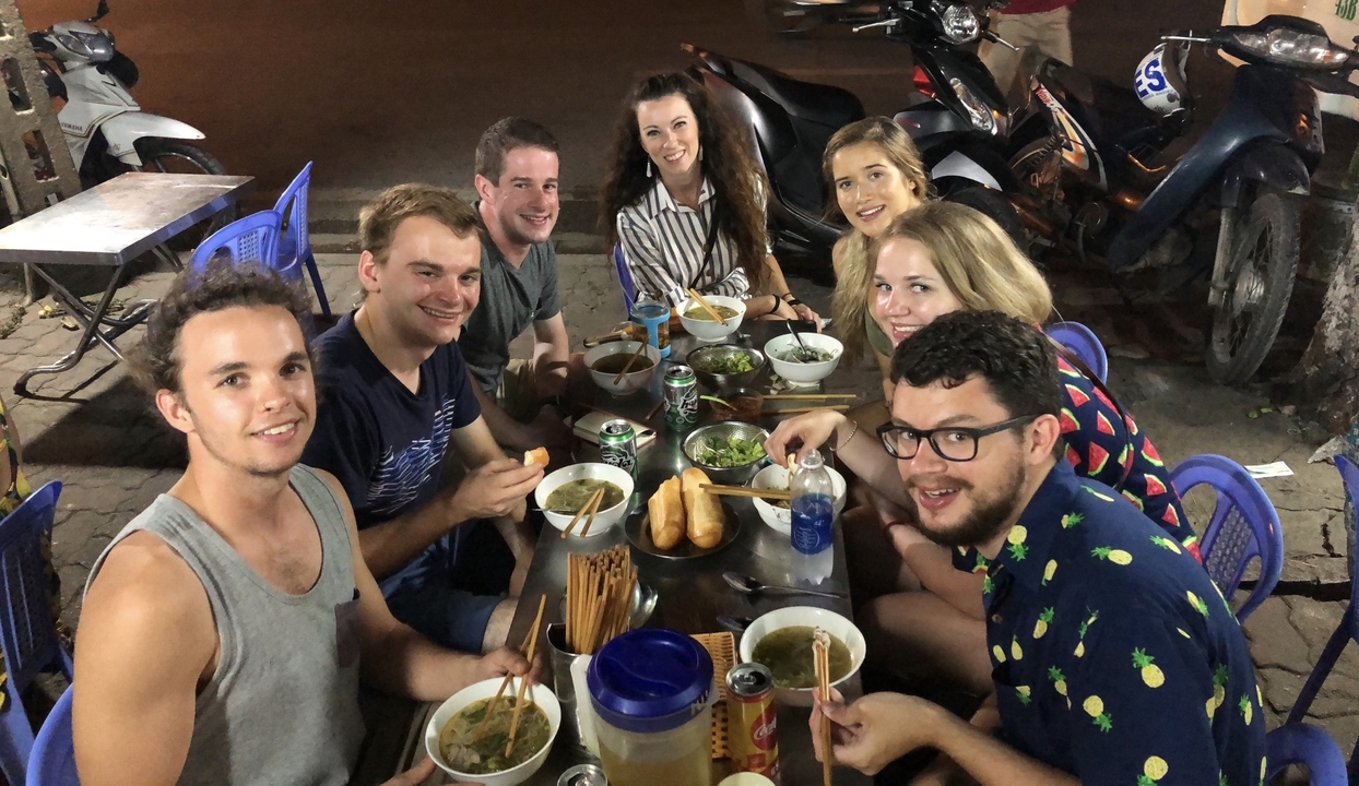 Groupe d'amis profitant d'un repas en plein air.