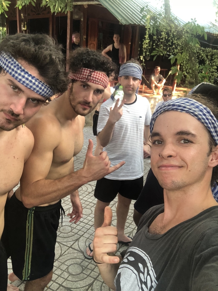 Groupe de jeunes hommes posant torse nu avec des bandanas.
