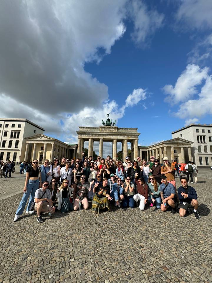 Groupe posant devant la porte de Brandebourg.