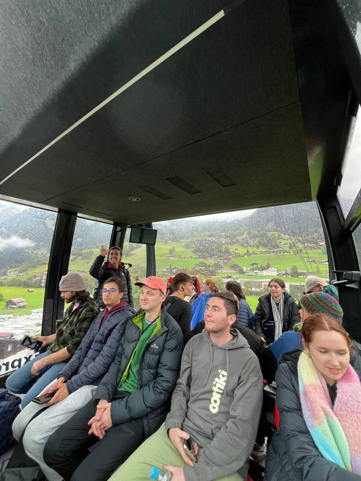 Groupe de personnes à l'intérieur d'un téléphérique.