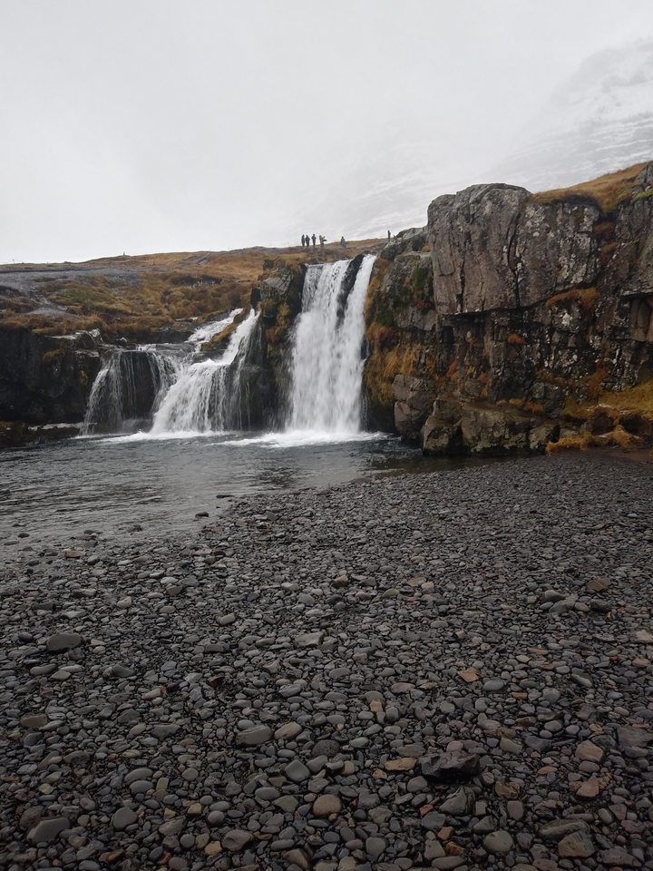 Cascade coulant sur un terrain rocheux.
