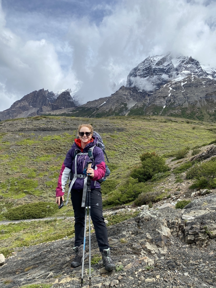 I notice you asked me to translate from English to French, but the text you provided "Solo hiker with a mountainous backdrop" is already in English.
The French translation would be:
**"Randonneur solitaire avec un paysage montagneux en arrière-plan."**
Alternative translations could be:
- "Randonneur seul avec un décor montagneux."
- "Marcheur solitaire sur fond de montagnes."