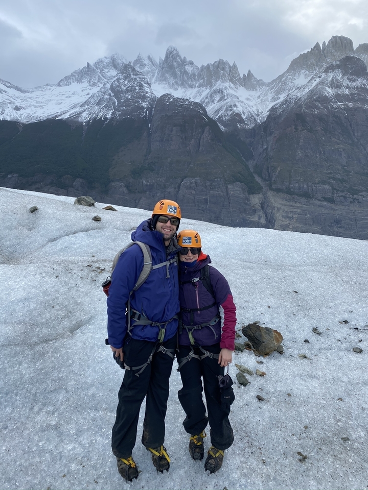 Deux personnes debout sur un glacier portant des casques.