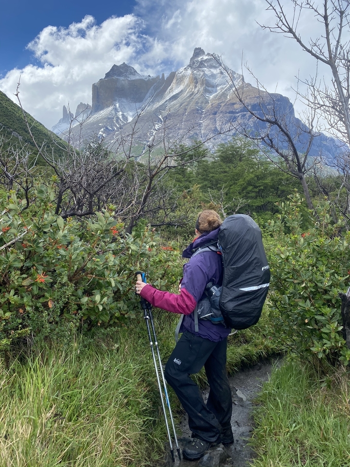 Randonneu-r/se contemplant un paysage montagneux.