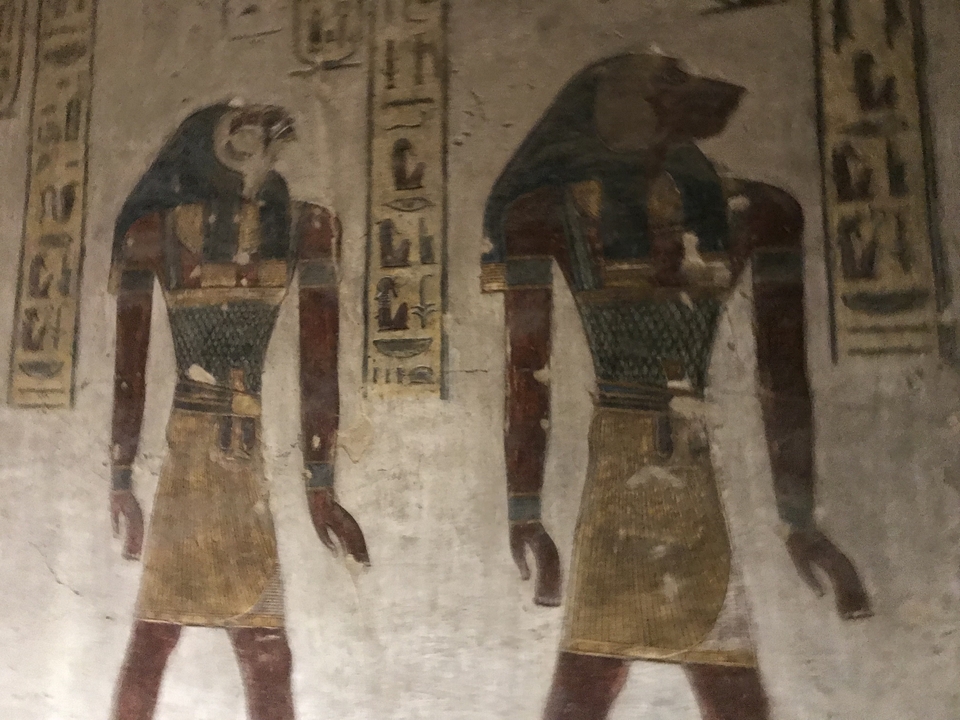 Image floue d'art mural égyptien antique.