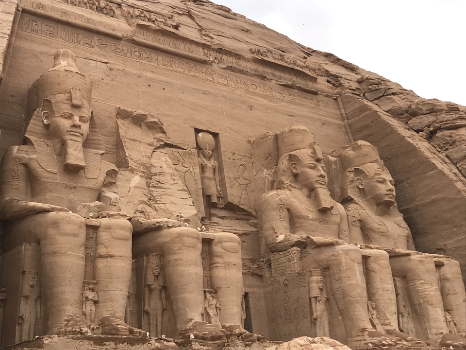 Statues sculptées dans un temple égyptien.