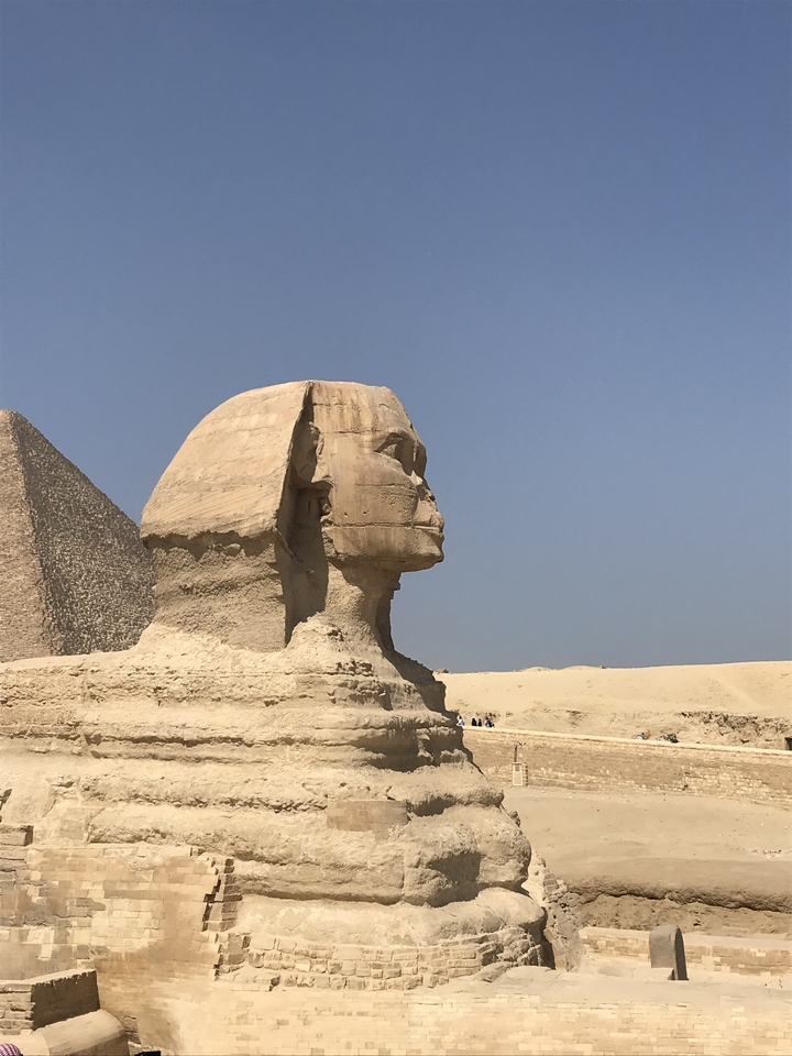 Le Sphinx avec la pyramide en arrière-plan.