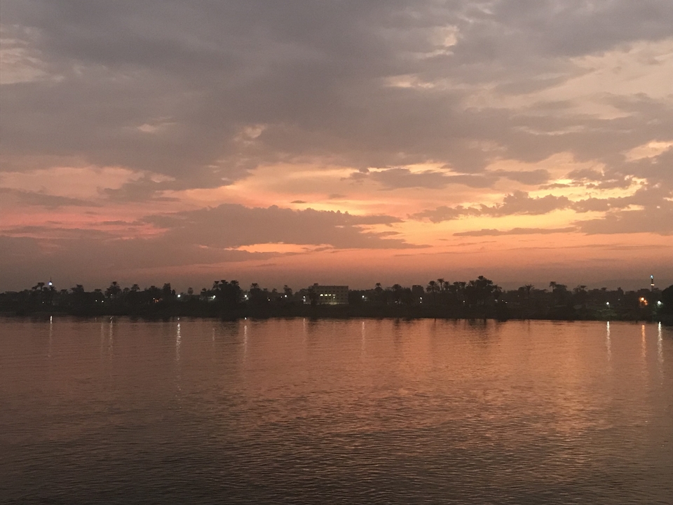 Coucher de soleil sur un plan d'eau avec des reflets.