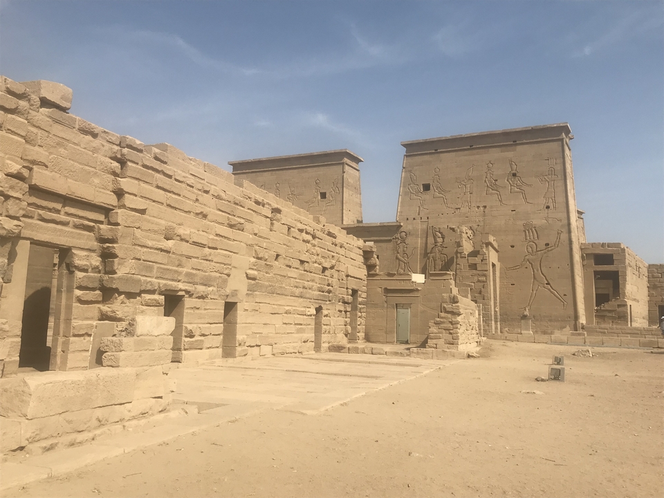 Temple égyptien antique avec des hiéroglyphes.