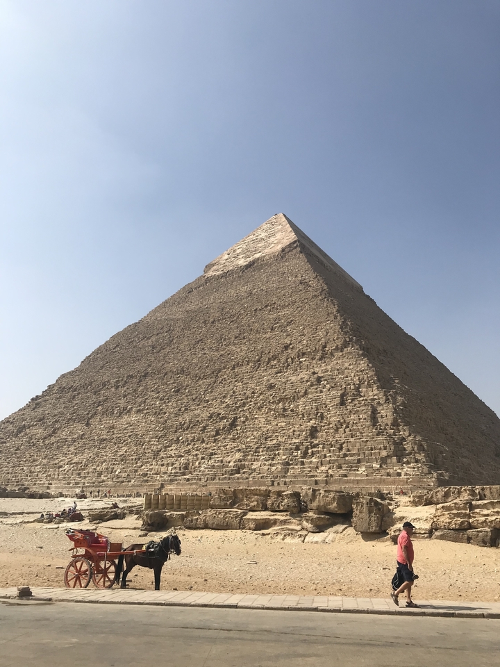 Pyramide sous un ciel dégagé.