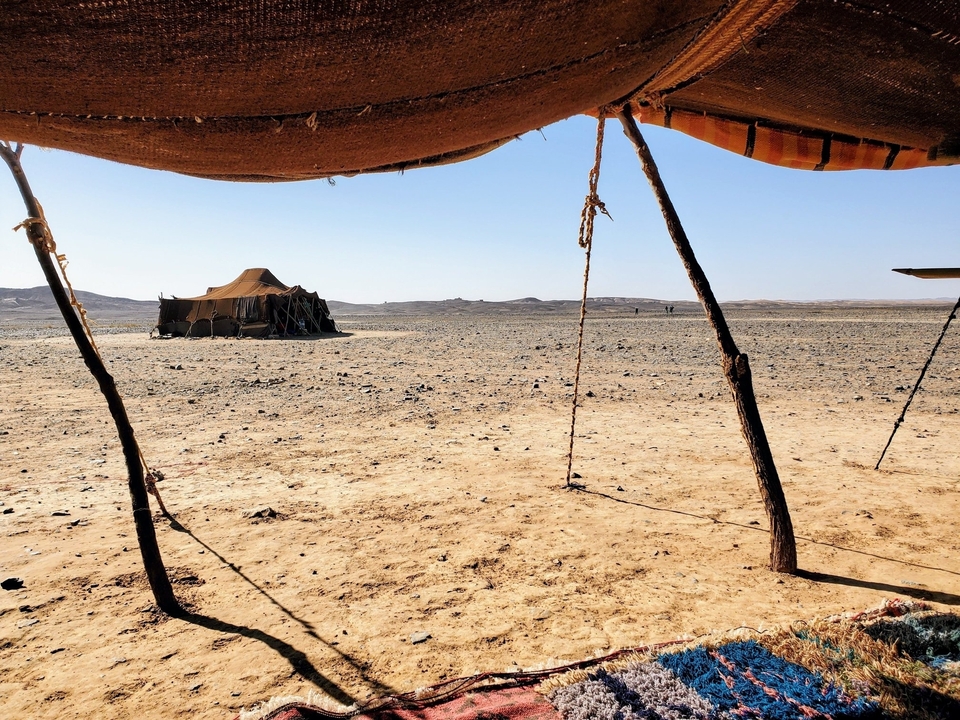 Paysage désertique avec une tente nomade.