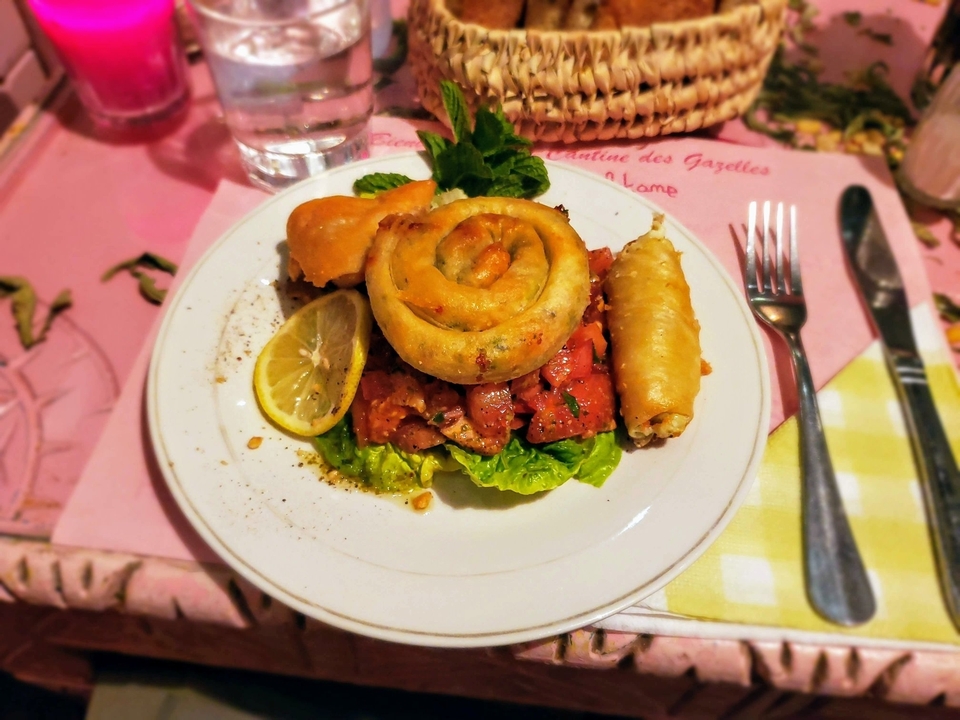 Assiette d'amuse-bouches marocains avec présentation décorative.