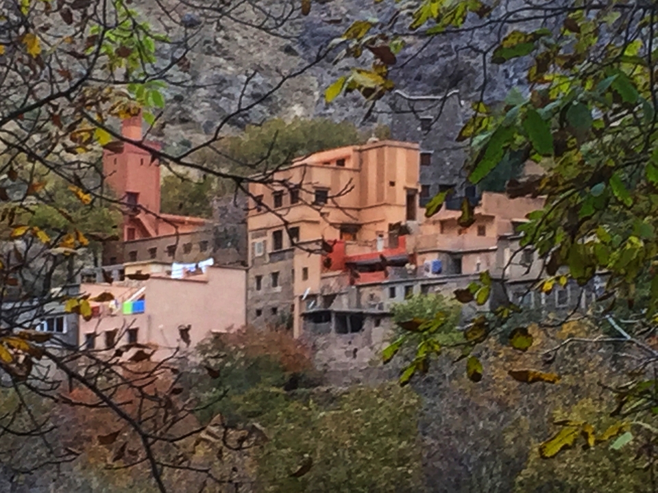 Colline avec maisons marocaines traditionnelles