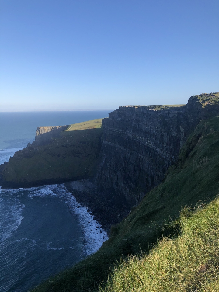 Falaises de Moher avec océan bleu et ciel.