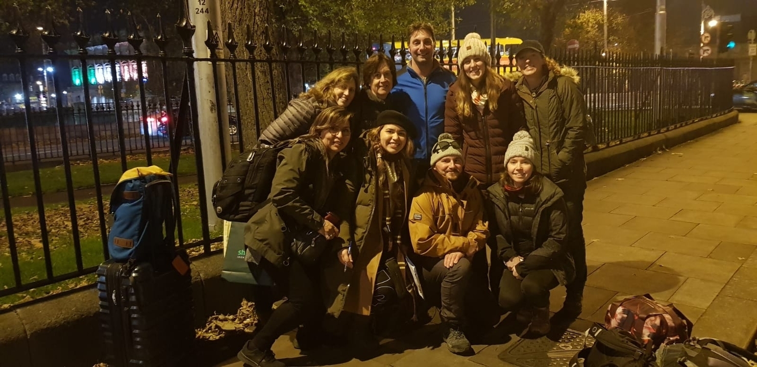Groupe de personnes posant la nuit dans une zone urbaine.
