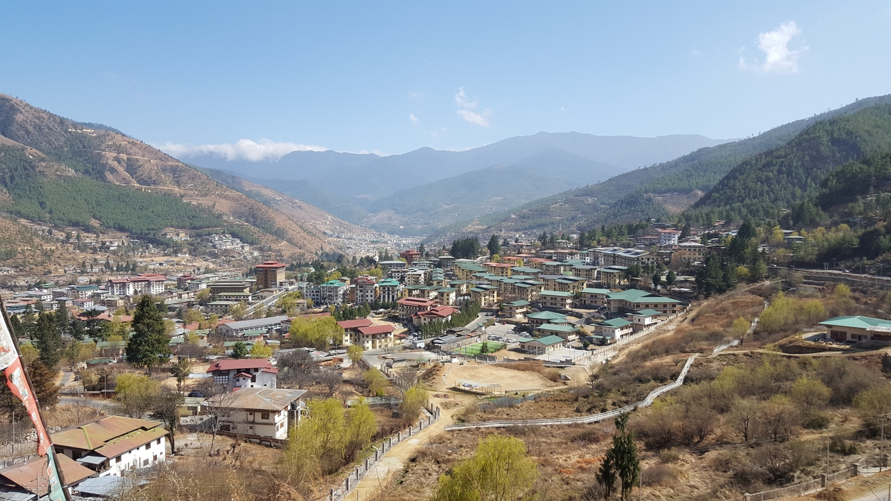 Vue panoramique d'une ville bhoutanaise dans une vallée.