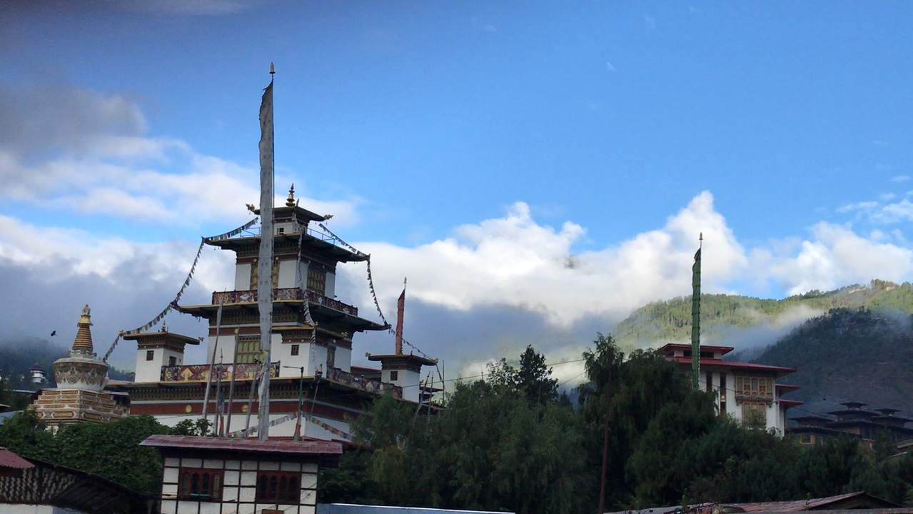 Architecture traditionnelle dans un paysage montagneux luxuriant.