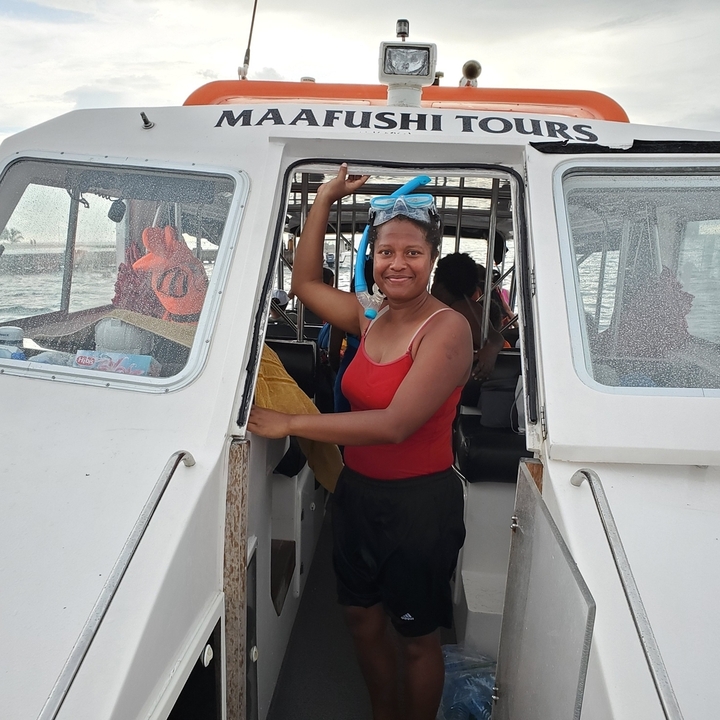 Femme debout sur un bateau avec un équipement de plongée avec tuba.