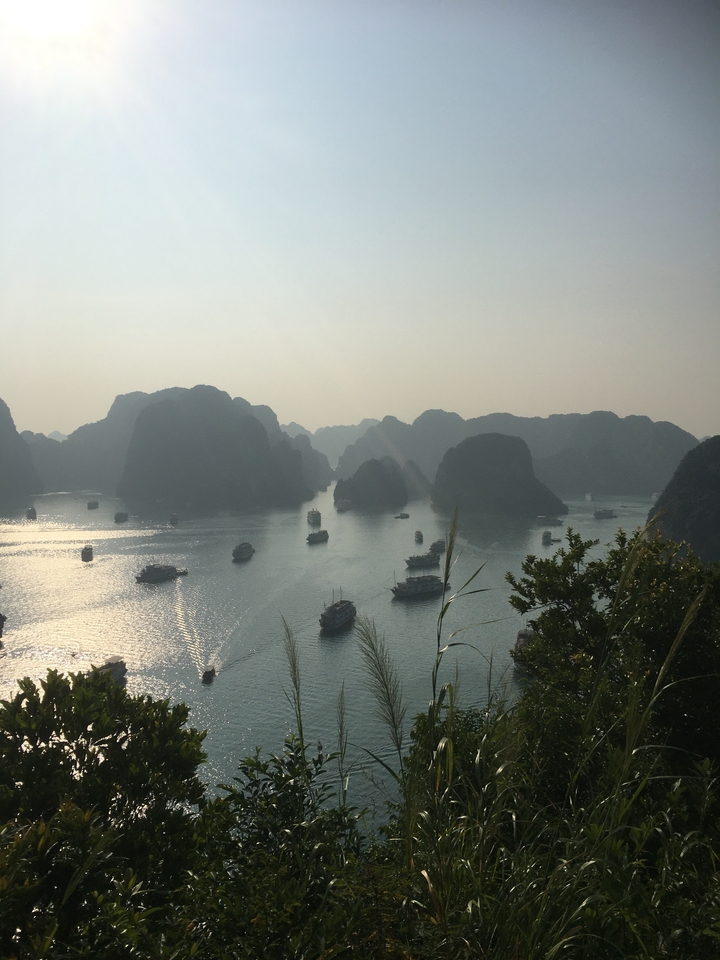 Vue spectaculaire de la baie d'Ha Long avec des bateaux et des karsts calcaires.