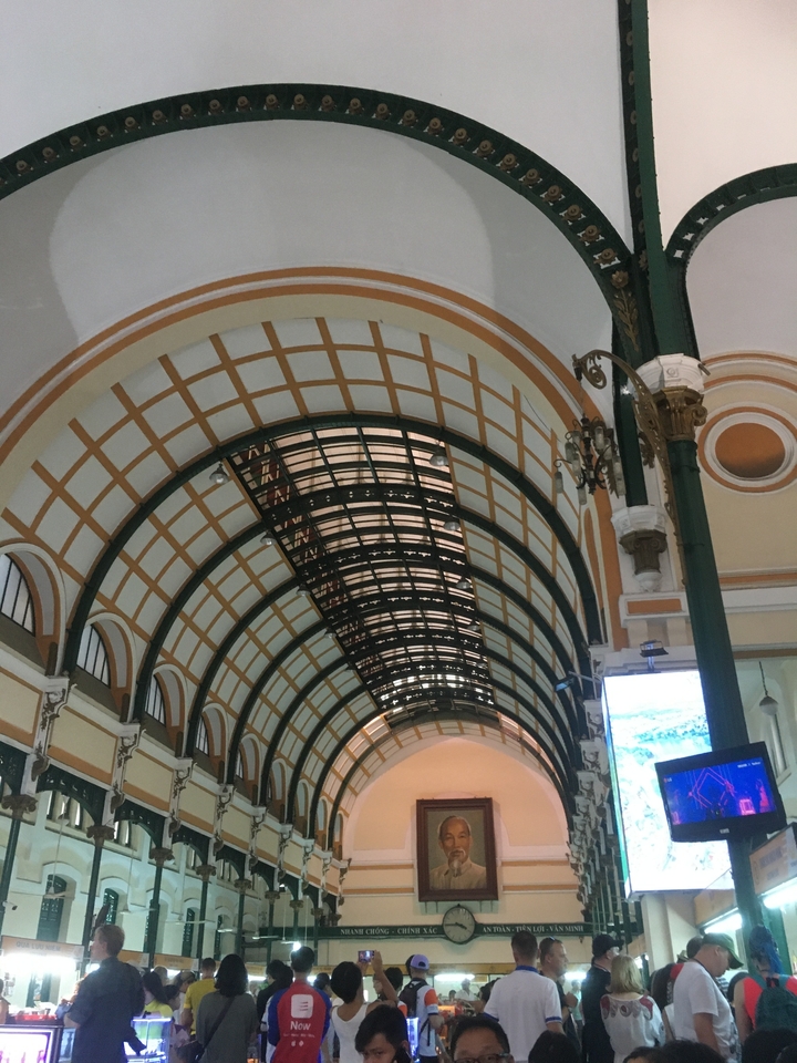 Intérieur d'un grand bâtiment orné avec un plafond voûté.