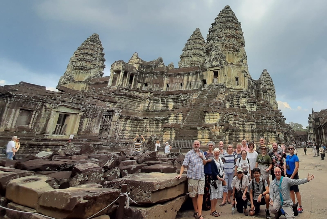 Grand groupe de touristes devant Angkor Vat.