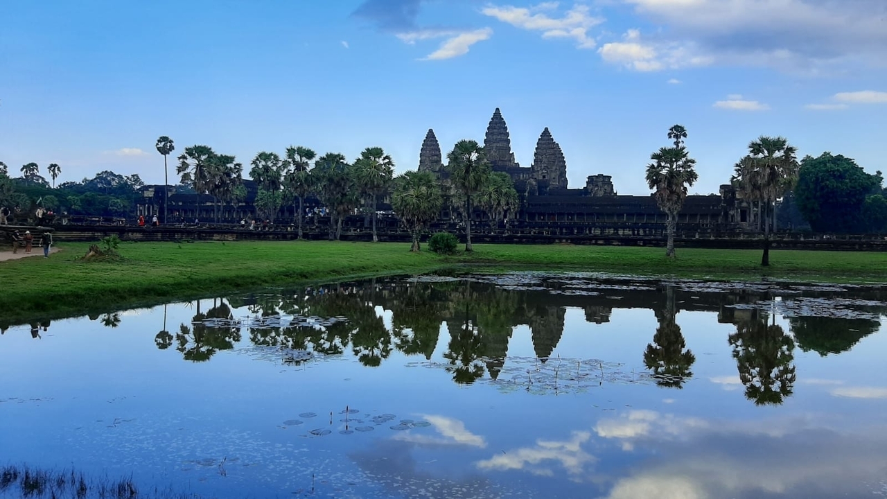 Le temple iconique d'Angkor Vat avec son reflet dans l'eau.