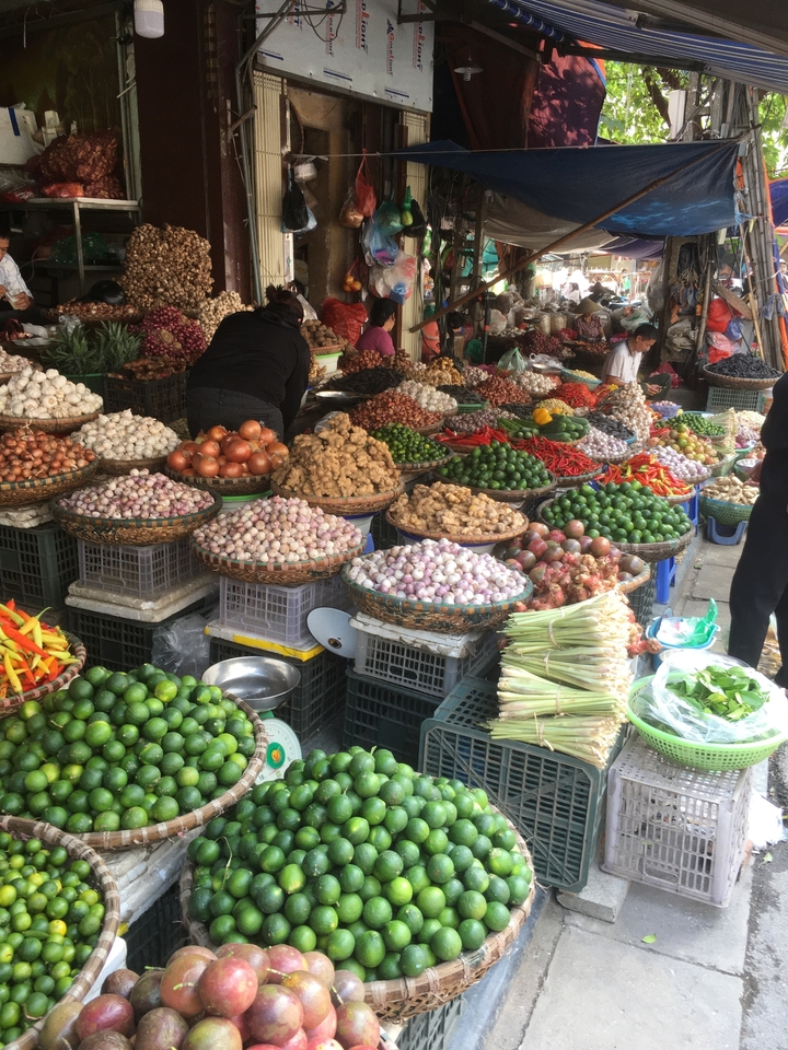 Marché vibrant avec un éventail de légumes et fruits frais.