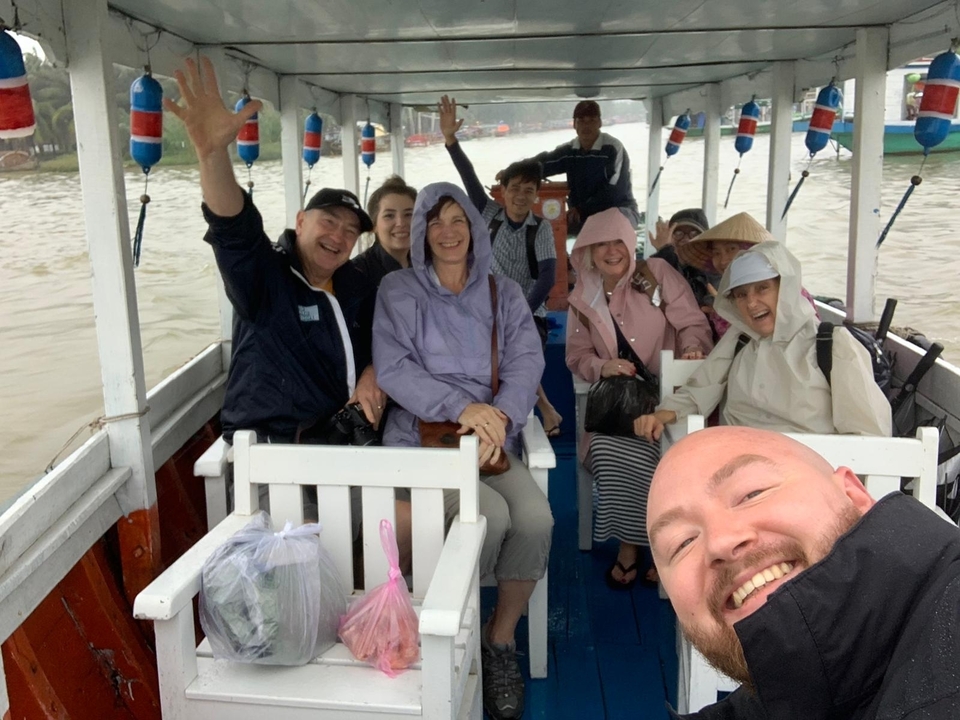 "Groupe de personnes sur un bateau profitant d'une ambiance animée."